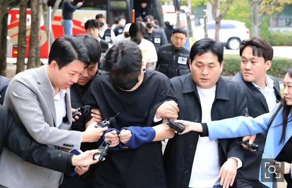 韩国政府遭舆论痛批——所谓“柬埔寨公民撤侨包机”,竟载回一半以上诈骗犯